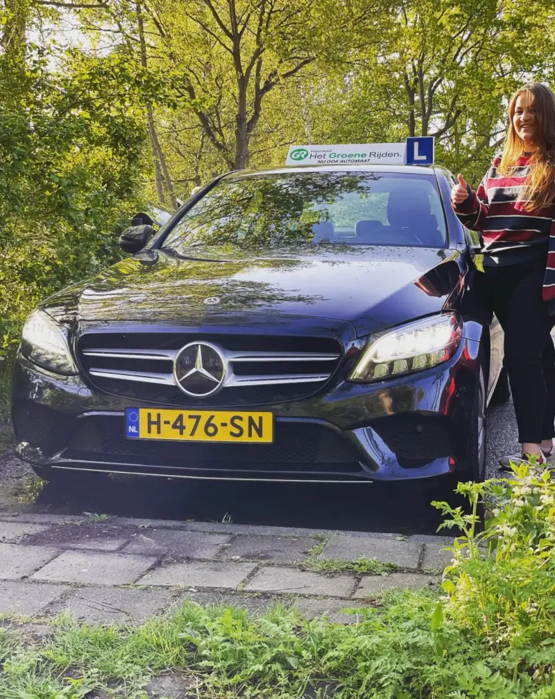 Trotse leerling met CBR-uitslag na automaat rijles in Leiden
